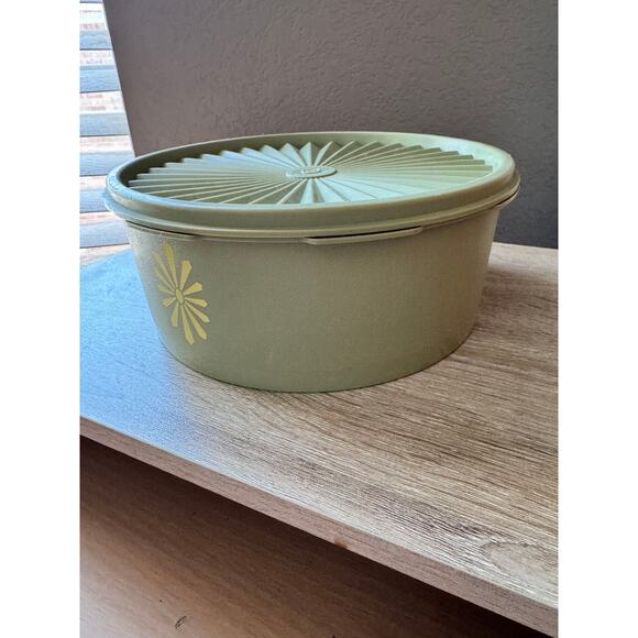 Vintage Tupperware Storage Bowl with Lid - 8" Diameter - Picture 4 of 11